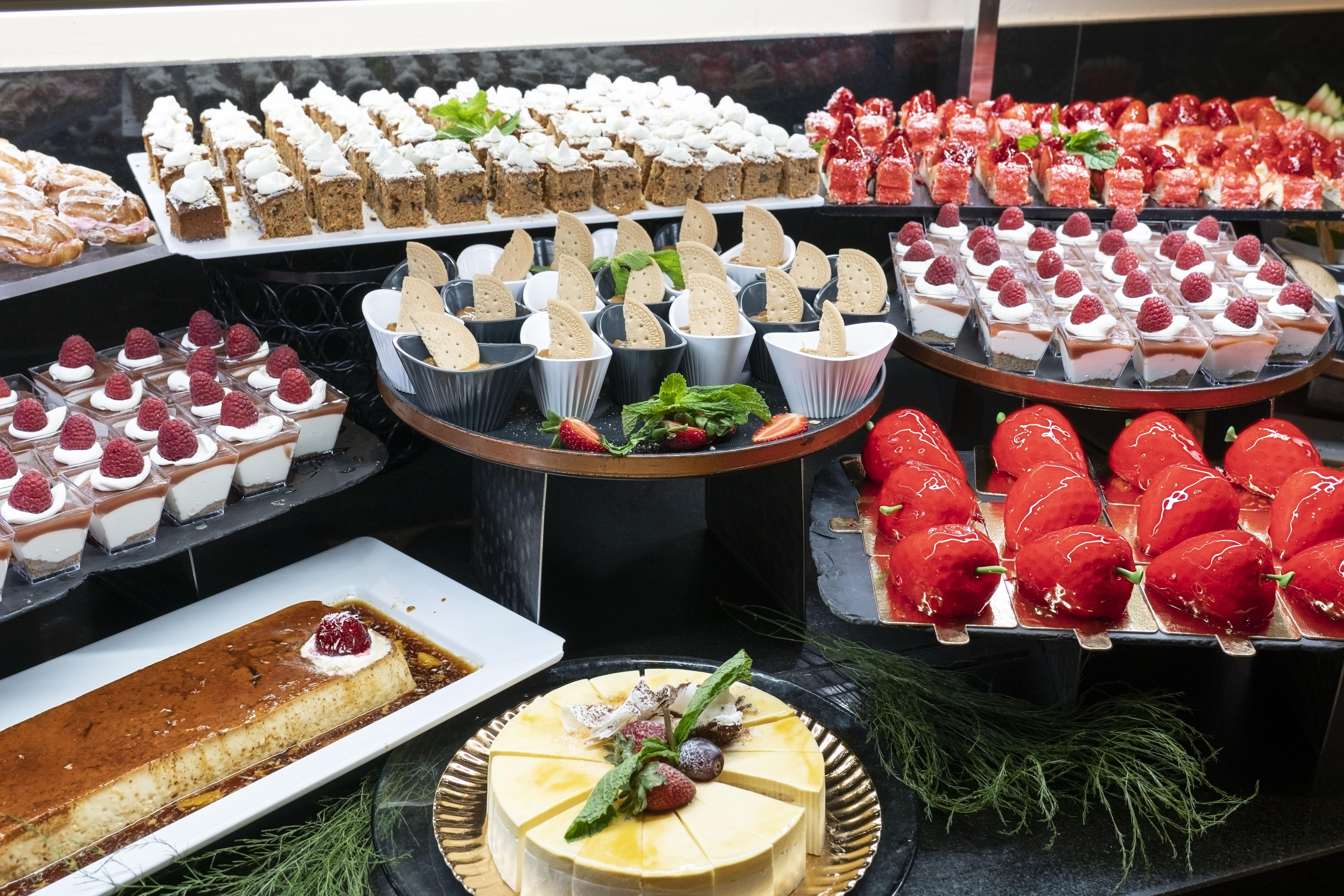 Hotel Vincci Selección La Plantación del Sur Costa Adeje  Exterior foto A selection of desserts